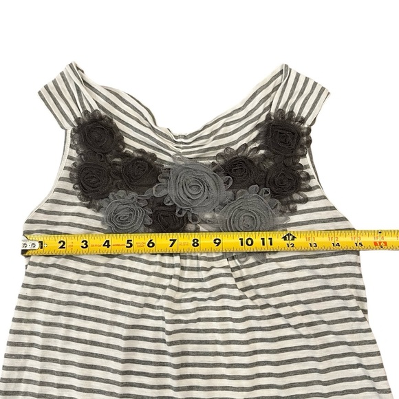 🩶 Maternity Top with Floral Appliqué | Lavish Maternity | White & Gray | Medium - Picture 7 of 7